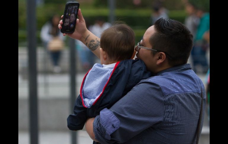 El papá tiene que hacer una pausa a sus actividades laborales para estar un momento con sus hijos. NTX / A. Pérez