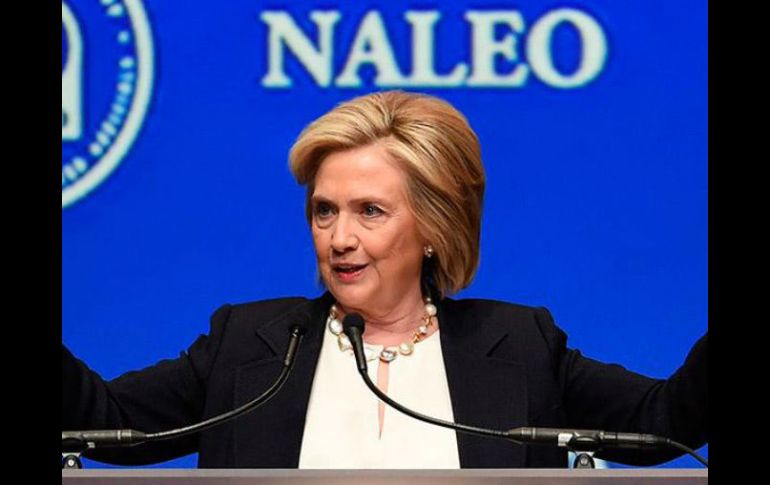 La candidata demócrata Hillary Clinton se sumó a las peticiones de los latinos en el pasado foro de NALEO. AFP /