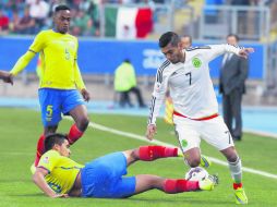 El volante mexicano Jesús Corona (der) lucha por el balón con el ecuatoriano Christian Noboa. EFE / K. Huesca