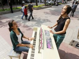 Los paseantes pudieron tocar libremente los pianos de la instalación 'Toca conmigo' EL INFORMADOR / A. Camacho