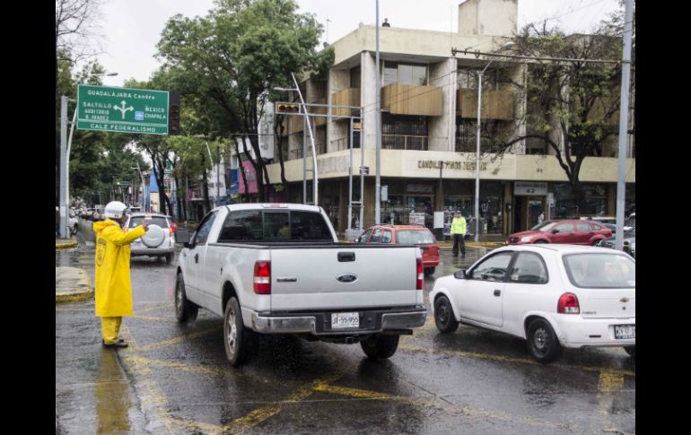 Para los peatones, se pide evitar cruzar la calle si no hay visibilidad de la misma. EL INFORMADOR / ARCHIVO