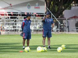 Ramón Morales (i) y 'Chepo' de la Torre en el entrenamiento de este lunes. TWITTER / @Chivas