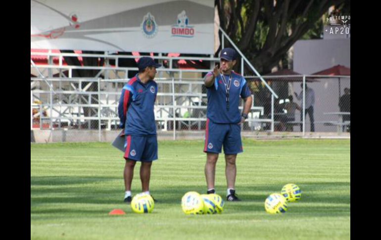 Ramón Morales (i) y 'Chepo' de la Torre en el entrenamiento de este lunes. TWITTER / @Chivas