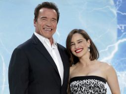 Arnold Schwarzenegger y su compañera de reparto, Emilia Clarke en la presentación de la película. AP / M. Sohn