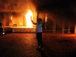 El 11 de septiembre de 2012, un grupo armado asaltó el edificio consular de EU en Bengasi, Libia, matando al embajador. EFE / ARCHIVO