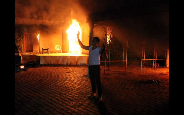 El 11 de septiembre de 2012, un grupo armado asaltó el edificio consular de EU en Bengasi, Libia, matando al embajador. EFE / ARCHIVO