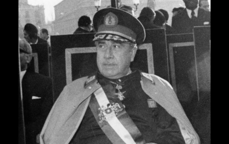 La dictadura de Augusto Pinochet dejó un saldo en Chile de más de  tres mil muertos, mil 192 aún desaparecidos. EL INFORMADOR / ARCHIVO