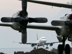 Las aerolíneas nacionales aprovechan baja de costos para recuperan rentabilidad. EFE / F. Malasig