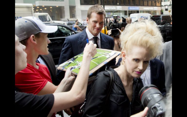 Tom Brady arriba a las oficinas de la NFL, en donde ayer presentó su apelación ante la sanción impuesta en su contra. AP / M. Lennihan