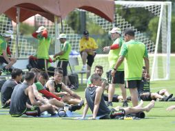 El técnico Miguel Herrera (centro) da indicaciones a los jugadores en una práctica del Tri. NTX / O.Vega