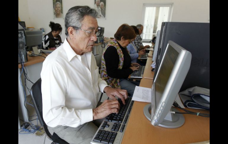 En la imagen, aparecen adultos mayores en clases de computación. EL INFORMADOR / ARCHIVO