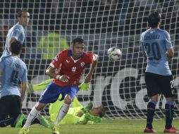 Isla rompió el tenso equilibrio en el partido jugado en el estadio Nacional para dejar el marcador 1-0. AP /  R. Mazalan