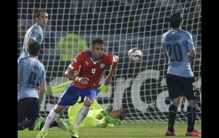 Isla rompió el tenso equilibrio en el partido jugado en el estadio Nacional para dejar el marcador 1-0. AP /  R. Mazalan