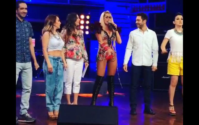 Los vaselinos copian la coreografía y letra de la rubia. INSTAGRAM / lorenaherreraoficial