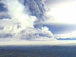 El volcán Reventador generó una potente erupción en el 2002 en la que la ceniza llegó a Quito. AFP / ARCHIVO