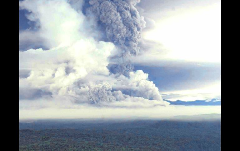 El volcán Reventador generó una potente erupción en el 2002 en la que la ceniza llegó a Quito. AFP / ARCHIVO