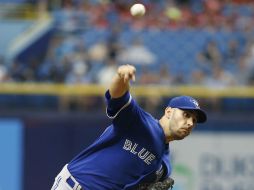 Tropicana Field. Marco Estrada realiza uno de sus lanzamientos durante la primera entrada. AFP / B. Blanco