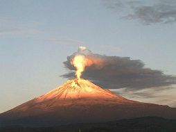 En las primeras horas del día se observa en el Popocatépetl una continua emisión de vapor de agua y gas. TWITTER / @webcamsdemexico