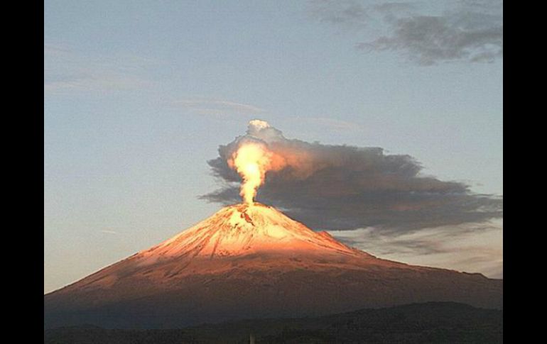 En las primeras horas del día se observa en el Popocatépetl una continua emisión de vapor de agua y gas. TWITTER / @webcamsdemexico