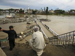 El gobierno indio pidió a la gente permanecer en sus hogares y evitar salir, y a los pescadores no aventurarse en el mar. EFE / F. Khan