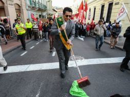 Los manifestantes, entre gritos de 'fuera Correa, fuera' reclamaron el archivo definitivo de los proyectos. EFE / J. Jácome