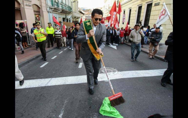 Los manifestantes, entre gritos de 'fuera Correa, fuera' reclamaron el archivo definitivo de los proyectos. EFE / J. Jácome