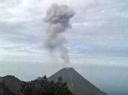 La exhalación del Volcán de Colima ocurre a las 08:46 horas y tuvo una dirección vertical. TWITTER / @PCJalisco