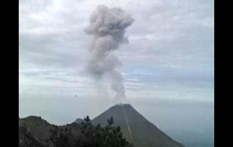 La exhalación del Volcán de Colima ocurre a las 08:46 horas y tuvo una dirección vertical. TWITTER / @PCJalisco