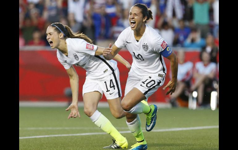 Un solitario gol de Carli Lloyd (d) bastó a Estados Unidos para confirmar su presencia. EFE / C.  Roussakis