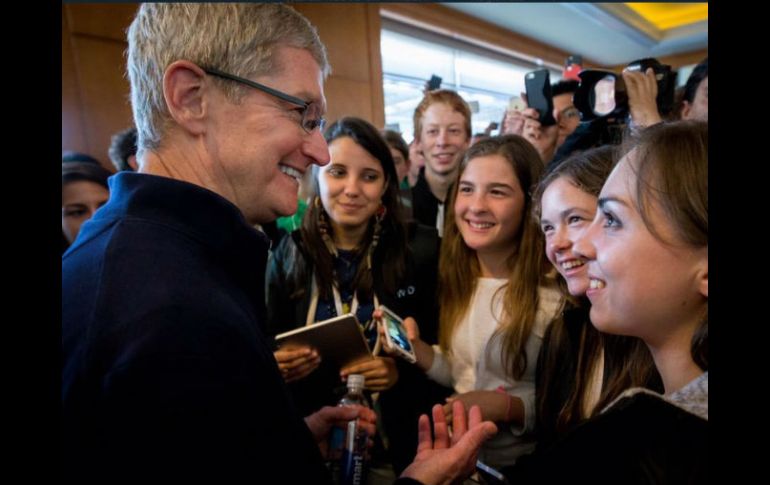 'La gente que está suficientemente loca como para pensar que puede cambiar el mundo es quien lo consigue', asegura Cook TWITTER / @tim_cook