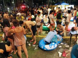 Rescatistas atienden a los heridos; por la cercanía a la playa y el clima, la piel de varias personas estuvo expuesta a las quemaduras. AFP / -