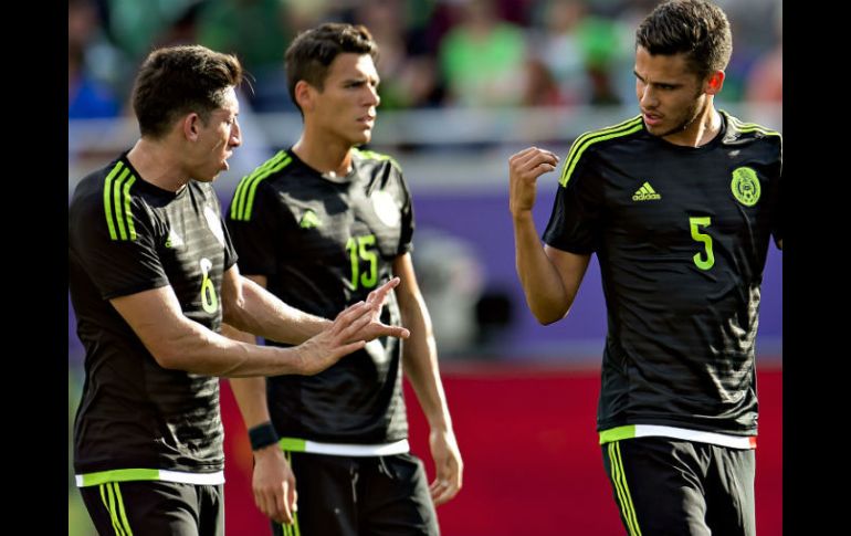 El zaguero sufrió una molestia en el pie y salió en el medio tiempo del partido contra Costa Rica. MEXSPORT / O. Aguilar