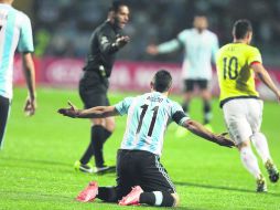 Roberto García Orozco (fondo) le pide al delantero argentino Sergio 'Kun' Agüero que siga jugando al negarle una falta. AP / N. Pisarenko