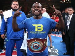 Bradley celebra la victoria en el StubHub Center de Carson, California, donde además le quitó el invicto a Vargas. AFP /  S. Dunn