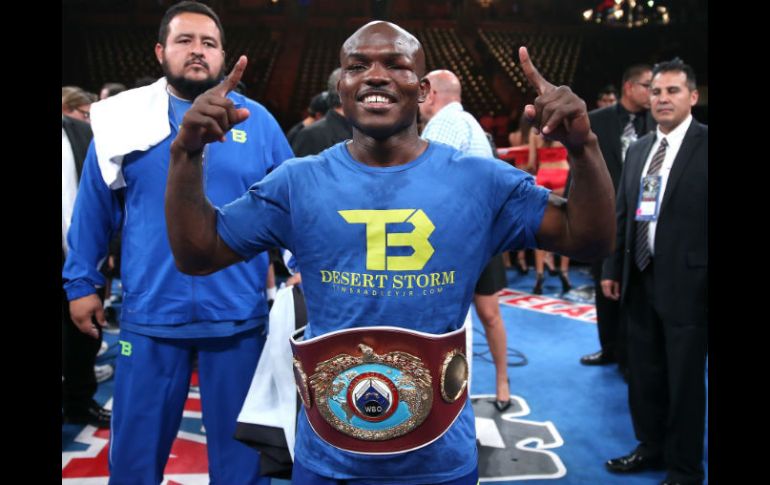 Bradley celebra la victoria en el StubHub Center de Carson, California, donde además le quitó el invicto a Vargas. AFP /  S. Dunn