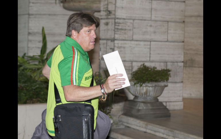 El técnico de la Selección mexicana, Miguel Herrera durante la llegada del Tri a Houston para su partido amistoso contra de Honduras. MEXSPORT / O. Aguilar