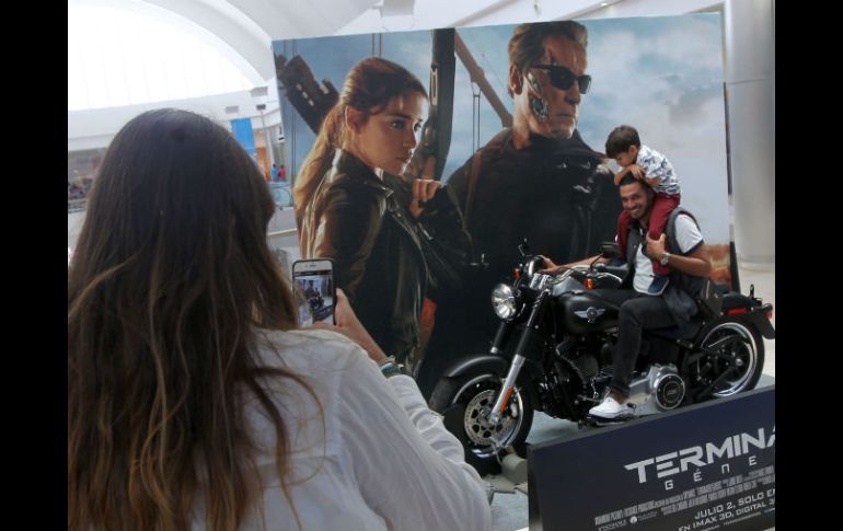 Las familias que pasean por la plaza han encontrado en la moto un nuevo pretexto para una agradable convivencia. EL INFORMADOR / A. Hinojosa