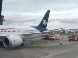 Se puede ver el avión atendido por elementos de emergencias. TWITTER / @alan_pulido17