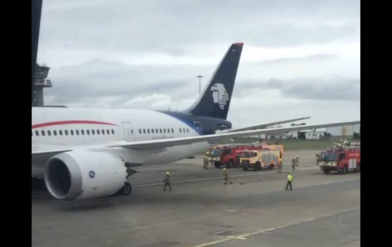 Se puede ver el avión atendido por elementos de emergencias. TWITTER / @alan_pulido17