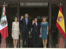 Los monarcas arribaron al filo de las 14:00 horas a la casa presidencial. EFE / Ballesteros