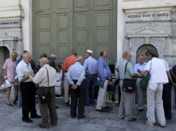 Grecia anunció el domingo el cierre de bancos, del mercado de valores e impuso una cuota máxima para retiros de efectivo. EFE / O. Panagiotou