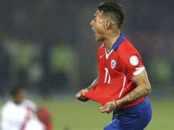 El delantero chileno Eduardo Vargas celebra su segundo gol. EFE / M. Ruiz