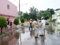 Personal de Protección Civil y Bomberos apoyaron en la limpieza de las viviendas. ESPECIAL /