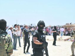 Efectivos de las Fuerzas de Seguridad tunecinas vigilan la playa donde ocurrió el atentado contra el hotel Imperial Marhaba, en Susa. AP /