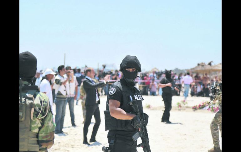 Efectivos de las Fuerzas de Seguridad tunecinas vigilan la playa donde ocurrió el atentado contra el hotel Imperial Marhaba, en Susa. AP /