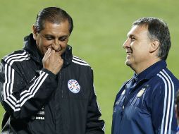 Gerardo Martino (d), DT de Argentina, conversa con su colega y compatriota Ramón Díaz, que dirige a Paraguay. EFE / F. Trueba