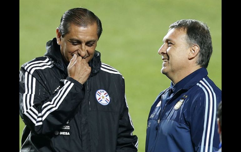 Gerardo Martino (d), DT de Argentina, conversa con su colega y compatriota Ramón Díaz, que dirige a Paraguay. EFE / F. Trueba