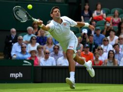 Novak Djokovic inició sin mayores complicaciones la defensa de su título, al derrotar en tres sets al alemán Philipp Kohlschreiber. AFP / G. Kirk