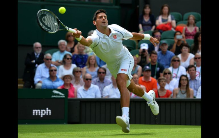 Novak Djokovic inició sin mayores complicaciones la defensa de su título, al derrotar en tres sets al alemán Philipp Kohlschreiber. AFP / G. Kirk