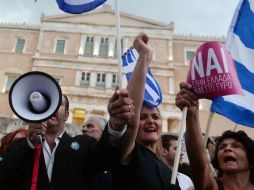 Con consignas como 'Grecia es Europa', los manifestantes desafiaron la lluvia y se reunieron en la plaza Syntagma,frente al Parlamento. AFP / L. Gouliamaki